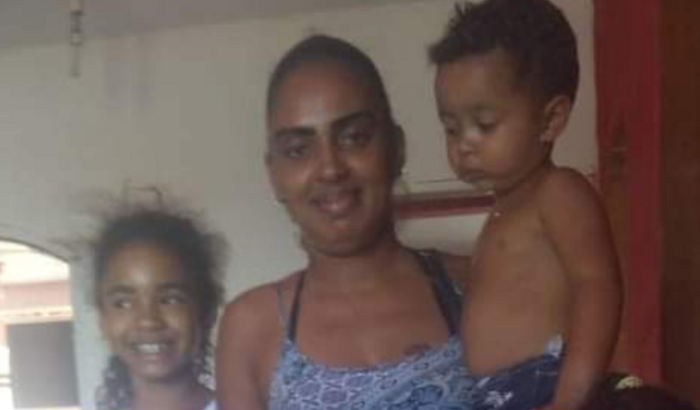 Ajuda a compra comidas e roupas para Edilene e seus filhos.