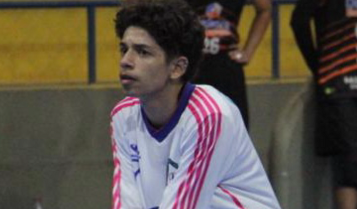 Me ajude a conseguir ir jogar meu campeonato.