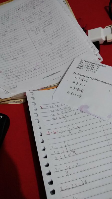 Ajudar a comprar material escolar 