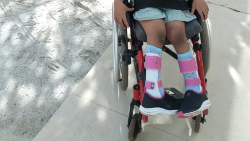 Ajudar Maria Eduarda fazer um cirurgia no pé 