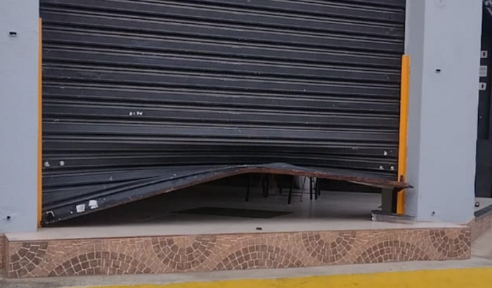 Reparto porta de enrolar hamburgueria