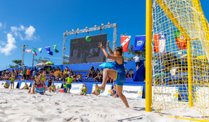AJUDE UMA ATLETA DE HANDEBOL DE PRAIA 