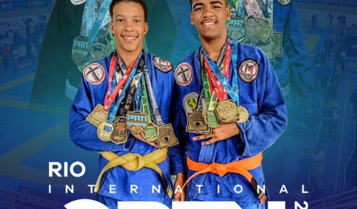 Ajude dois atletas a lutarem um campeonato de jiu-jitsu 