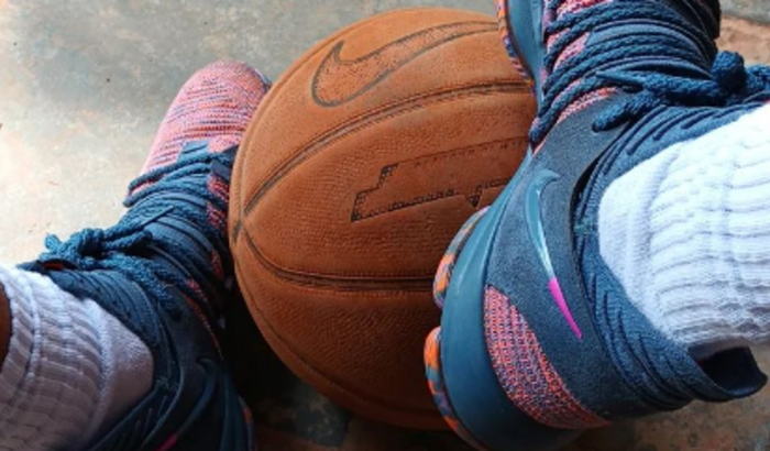 AJUDE UM JOGADOR DE BASQUETE 