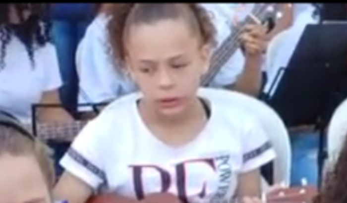 Ajude a kerollyn a comprar o ukulelle