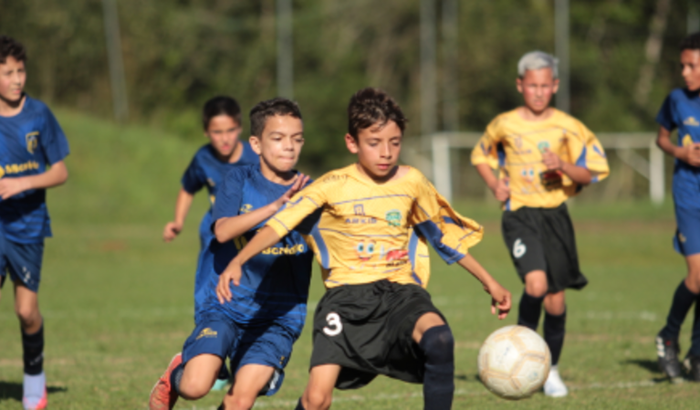 Em busca de um sonho ser um jogador de futebol profissional.