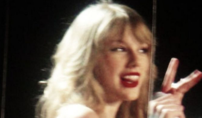 Ajudar essa querida a ver a loirinha do ano Taylor Swift 