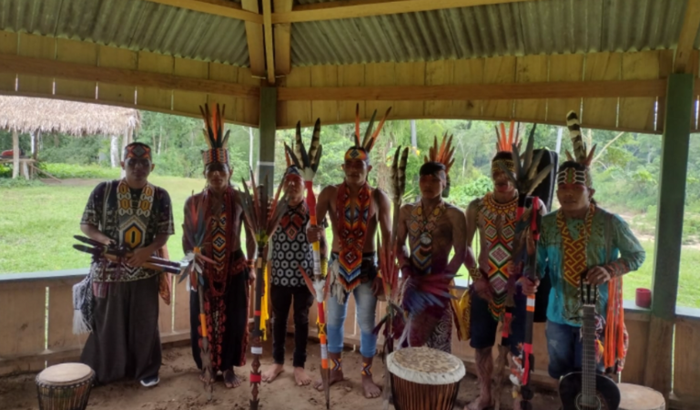 Instrumentos musicais para a Aldeia Espelho da Vida