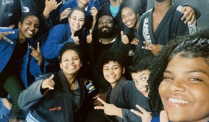 Ajudar a jennyfer e gaby a comprar kimono jiu-jitsu 