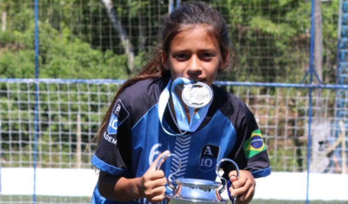Ajudar minha filha na viagem de jogar o futebol 