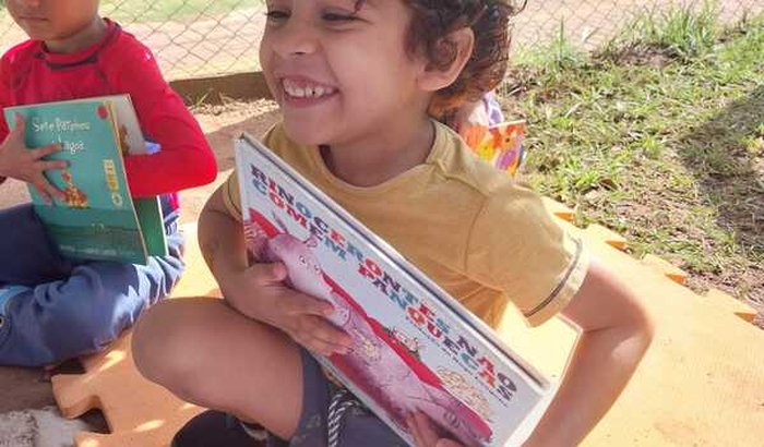 Ajude Aniver do brayan ,, bolinho  saldadinhos  um tlablet ver meus desenho