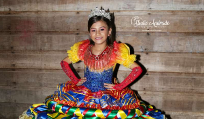 Ajuda a Rainha do Sairé Mirin do Boto Cor de Rosa