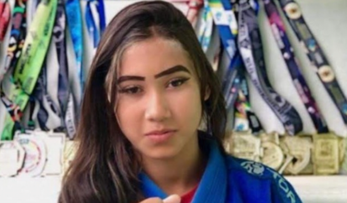 AJUDE MINHA NETA A SER UMA ATLETA  DE JIU-JITSU E PASSAPORTE .