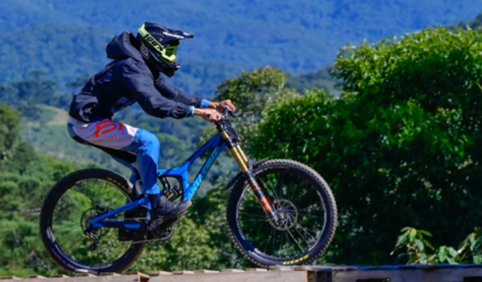 AJUDE  YAN A PARTICIPAR DO CAMPEONATO BRASILEIRO DE MTB DOWNHILL