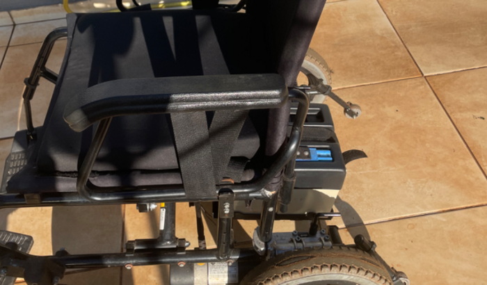 Ajudar trocar os Pneus e Baterias da minha cadeira  de rodas Elétrica 