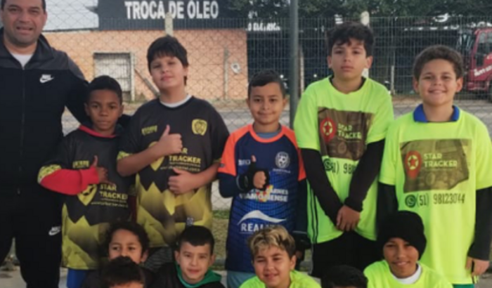 Ajude á escolinha de futsal á comprar materiais de treino.