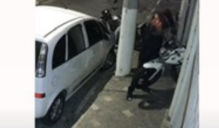 Ajuda pela moto roubada dentro de casa