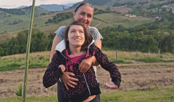 Ajude a Laurinha a conseguir uma cadeira  de rodas nova. 