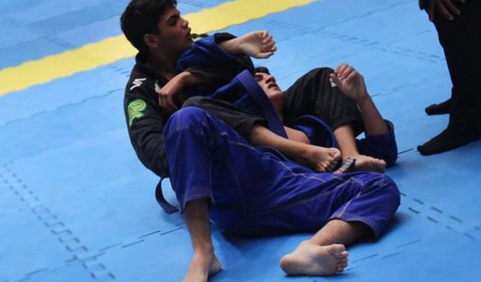 Ajuda um jovem atleta ser campeão 