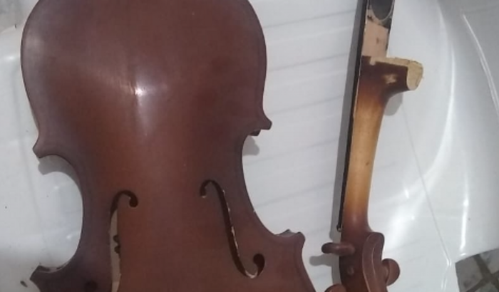 Ajuda para o artista de rua comprar um novo instrumento.