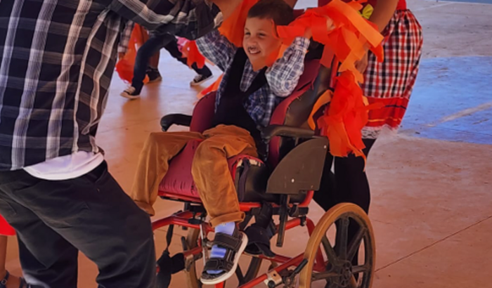 Adquirir cadeira de rodas nova para um aluno cadeirante