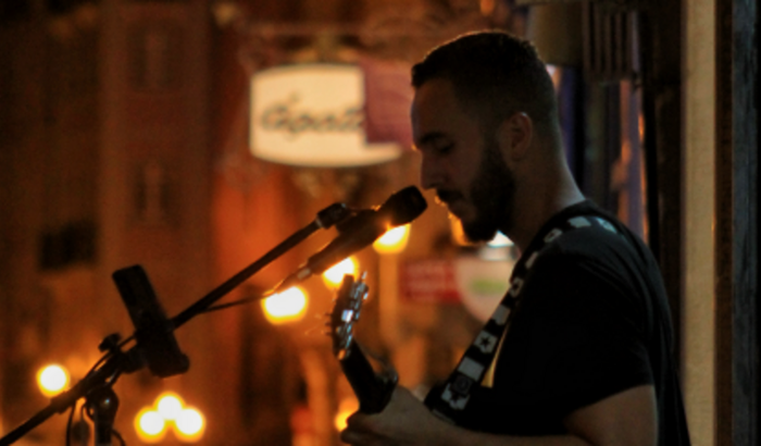 Ajude um artista independente a comprar uma coluna amplificada :) 