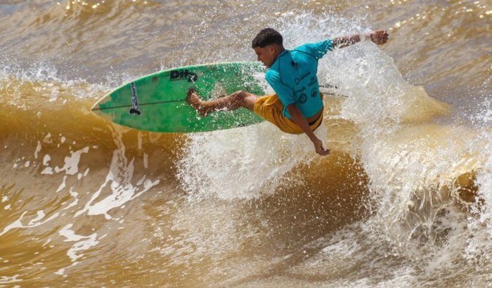 AJUDE UM ATLETA DO SURF DE BASE