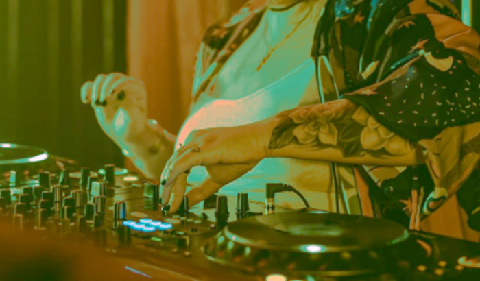 Ajude a May a comprar uma controladora/ddj