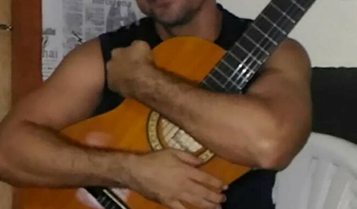 Ajuda para comprar um teclado,para eu poder me apresentar nos eventos e poder compor minhas músicas 