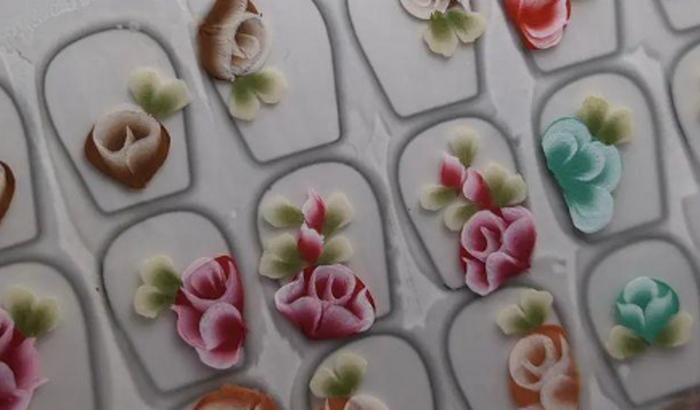 Compra de material para voltar a trabalhar com adesivos de unha