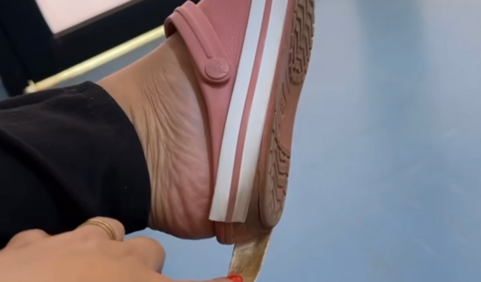 Ajudar a sogra não ficar descalça