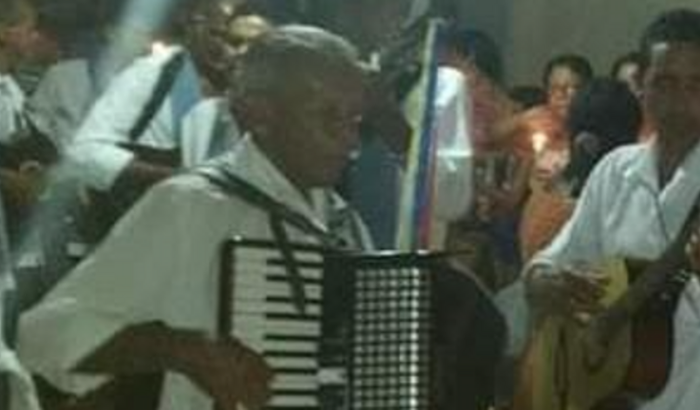 Uma nova sanfona para o mestre de folia de Reis 