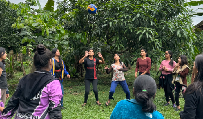 Construção de uma quadra de futebol em um orfanato