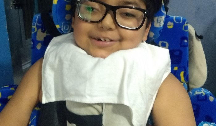 Ajude o Davi a ter um headpod aparelho para segurar o pescoço.