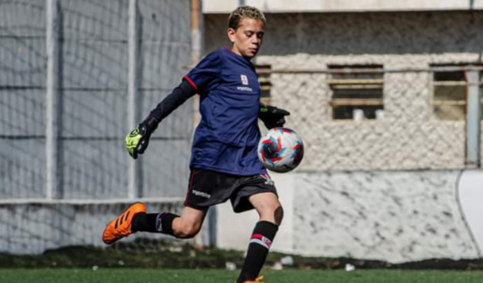 Ajudar o Christopher representar nosso futebol na Espanha 