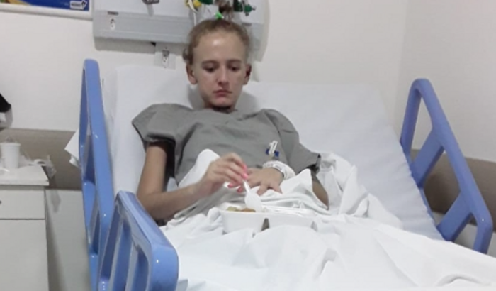 ajude Karina a realizar sua cirurgia na perna