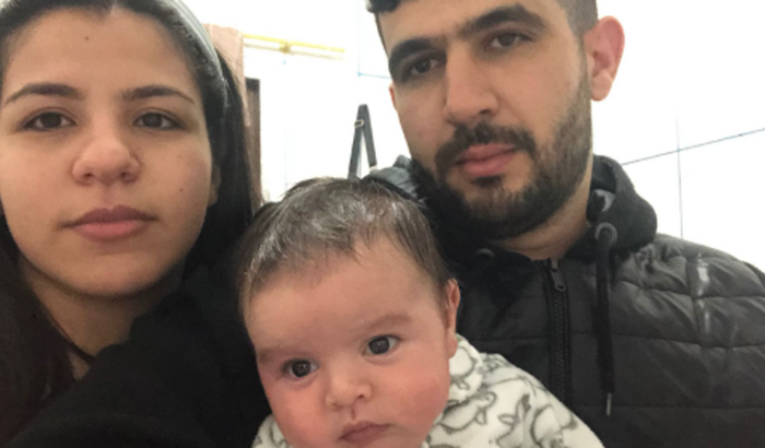 Família com bebê precisa retornar ao seu país