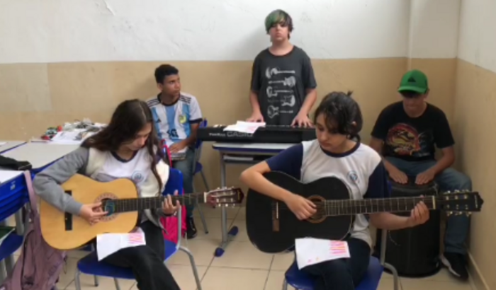 Ajude os jovens integrantes de uma banda a comprar equipamento 