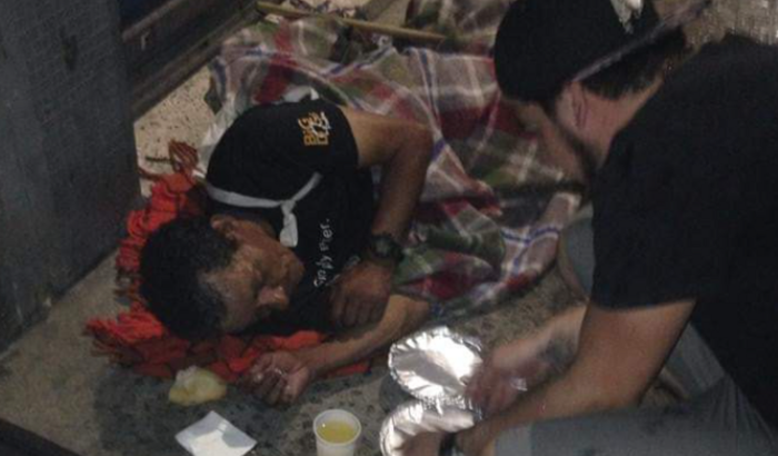 Ajuda os moradores de rua, com doações de alemimentos, cobertas, roupas, qualquer 1 real 2 reais será bem vindo. 