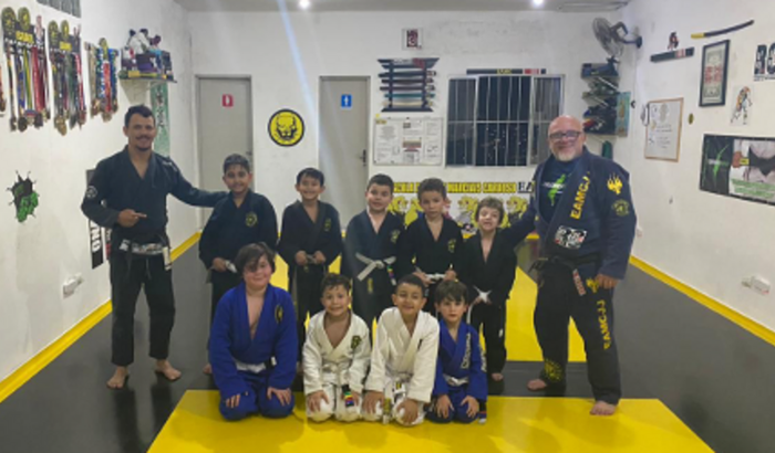 Ajudar o Sensei Ronaldo Cardoso a adquiria a faixa Coral de Jui Jitsu - outorgado pela família Gracie