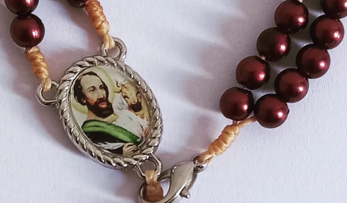 Compra de material e ferramentas para confecção de terços, pulseiras, colares, embalagens, artigos masculino e feminino.