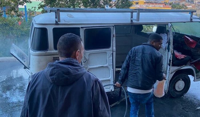 Ajudar o moço do caldo de cana  a consertar a perua Kombi 