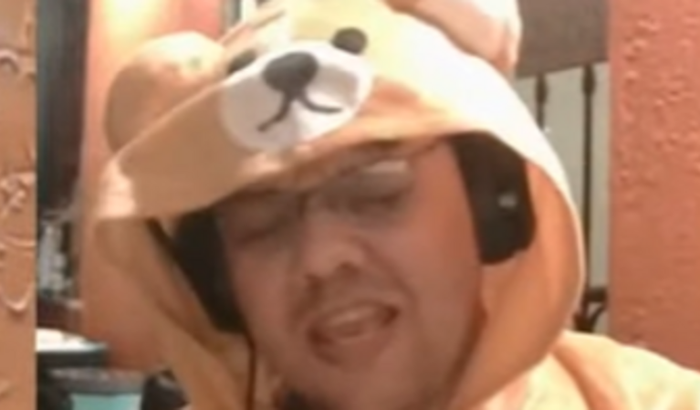 Faça o streamer dançar com roupa de urso!