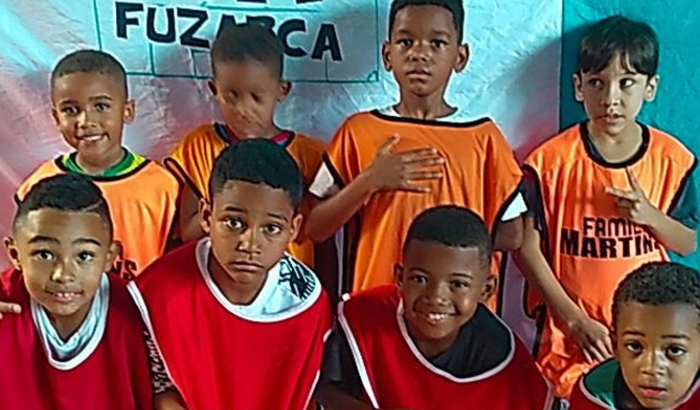 Festa das crianças da comunidade do morro azul flamengo escolinha de futebol fuzaca 