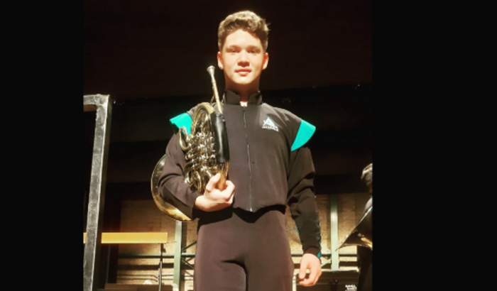 ajude o João a comprar uma trompa!