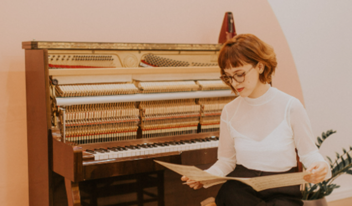 Luiza compondo na Grécia!