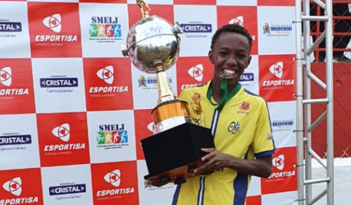 Ajuda o Theo a passar com nutricionista e Personal de futebol!