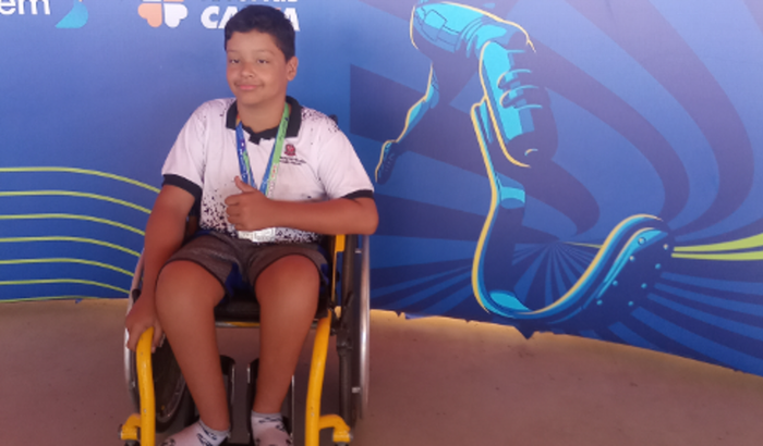 Ajude comprar uma cadeira de corrida para uma criança deficiente 