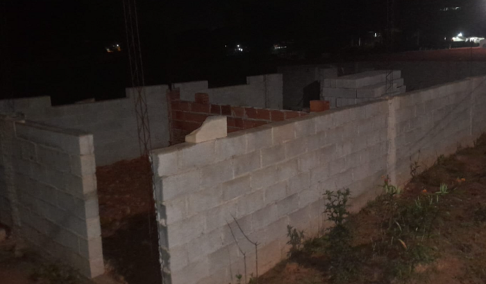 Ajuda para construção de uma casa para uma amiga