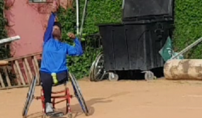 Vamos ajudar minha amiga Schinaydler a comprar sua cadeira de roda pra ela praticar seu esporte que é o Tênis.